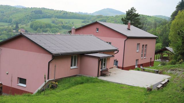 Hlavná budova a spoločenská miestnosť Villy Žakýl príroda ubytovanie Banská Štiavnica