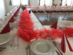 Spoločesnká miestnosť - príprava stolov, catering Villa Žakýl - rodinné oslavy, svadby