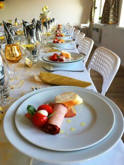 Príprava stolov na rodinné slávnostné udalosti Villa Žakýl - rodinné oslavy, svadby